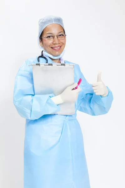 Gelukkig lachend vrouwelijke arts met oke gebaar, geïsoleerd op witte achtergrond — Stockfoto