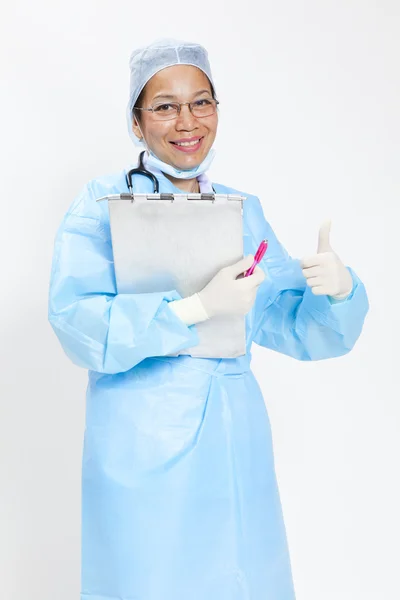 Spokojený úsměv ženského lékaře s dobře gesto, izolovaných na bílém pozadí — Stock fotografie