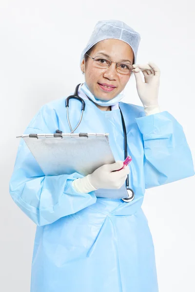 Portrett av vellykket moden kvinnelig lege – stockfoto