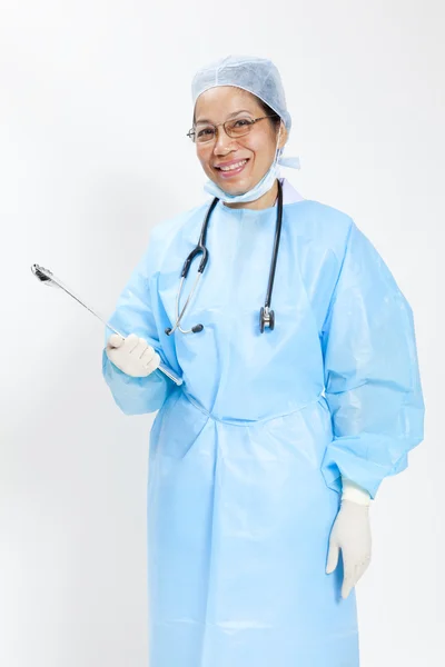 Портрет счастливой успешной зрелой женщины-врача — стоковое фото