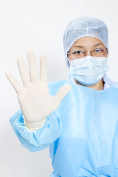 Ärztin zeigt Stopp-Geste isoliert auf Weiß — Stockfoto