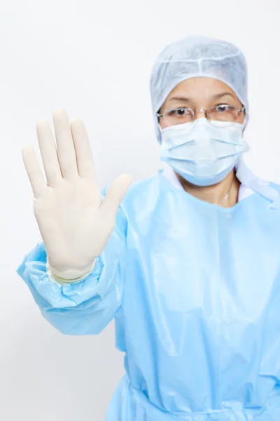 Médico médico femenino mostrando gesto de stop aislado en blanco —  Fotos de Stock