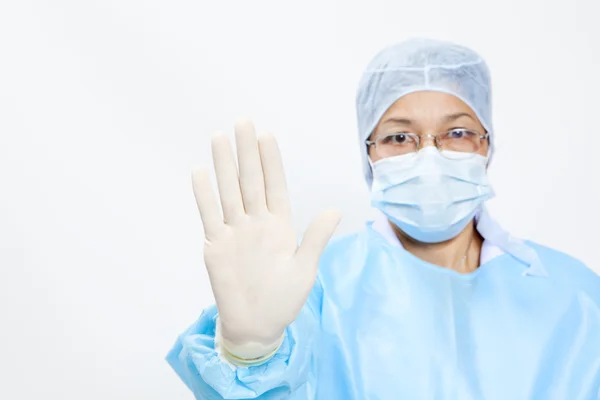白で隔離される停止ジェスチャーを示す女性医師 — ストック写真