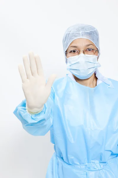 Mutatja a stop gesztus elszigetelt fehér női orvos — Stock Fotó