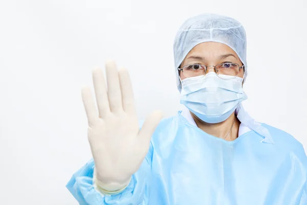 Medisinsk kvinnelig lege som viser avbrudd i gesturet isolert på hvitt – stockfoto