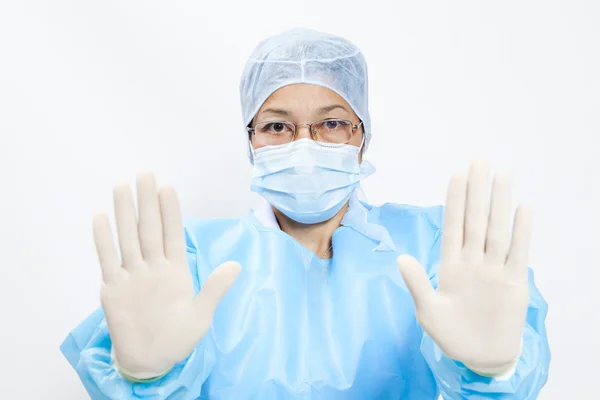 Medisinsk kvinnelig lege som viser avbrudd i gesturet isolert på hvitt – stockfoto