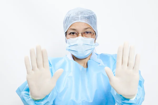 Médico médico femenino mostrando gesto de stop aislado en blanco — Foto de Stock