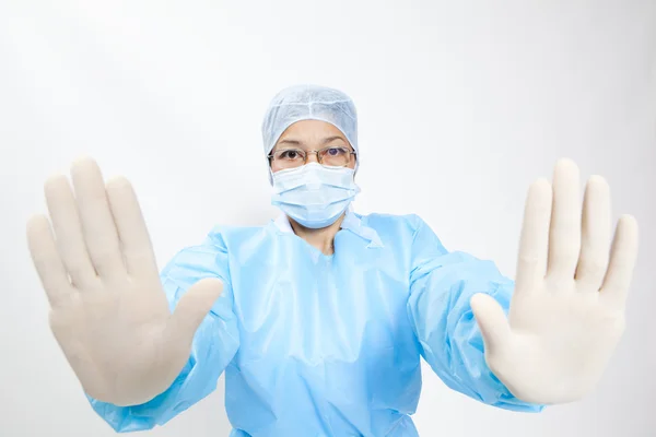 Kobieta lekarz Wyświetlono przystanek gest na białym tle — Zdjęcie stockowe