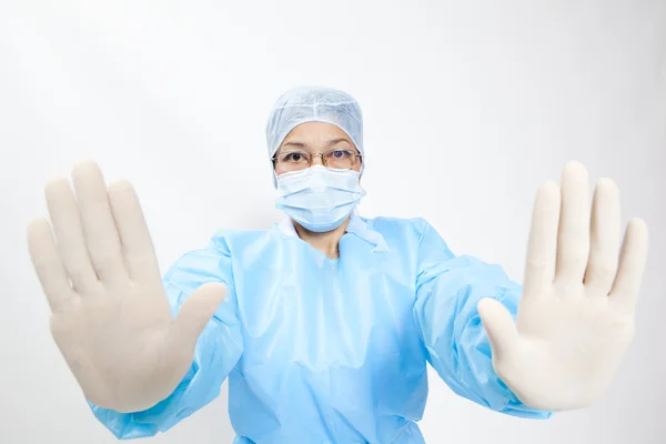 Médico médico femenino mostrando gesto de stop aislado en blanco —  Fotos de Stock