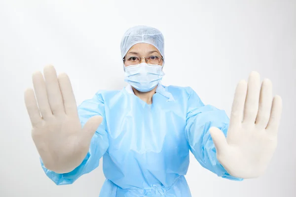 Médico médico femenino mostrando gesto de stop aislado en blanco —  Fotos de Stock