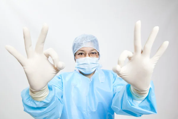 Asiatische Arzt geben Sie eine ok Geste, Nahaufnahme Porträt auf weißem Hintergrund. — Stockfoto