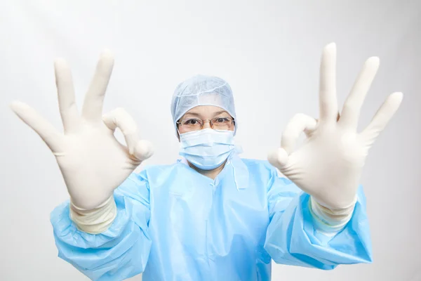 Médico asiático darle un gesto ok, primer plano retrato sobre fondo blanco . — Foto de Stock