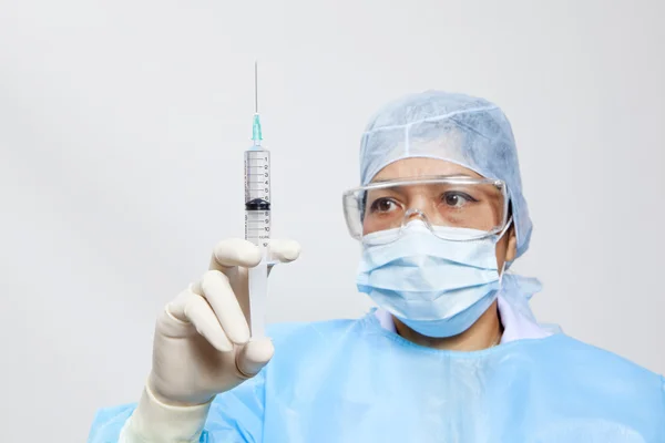 Ein Arzt bereitet eine Injektion in eine Spritze vor — Stockfoto