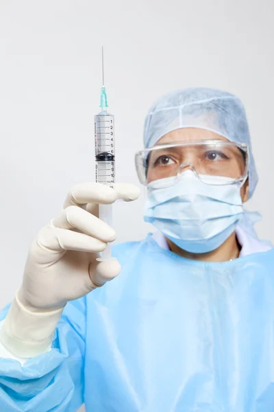 Ein Arzt bereitet eine Injektion in eine Spritze vor — Stockfoto