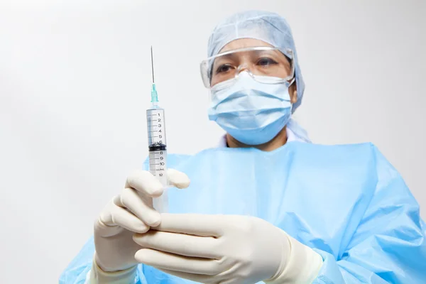 A medical doctor preparing an injection in a syringe — Stock Photo, Image