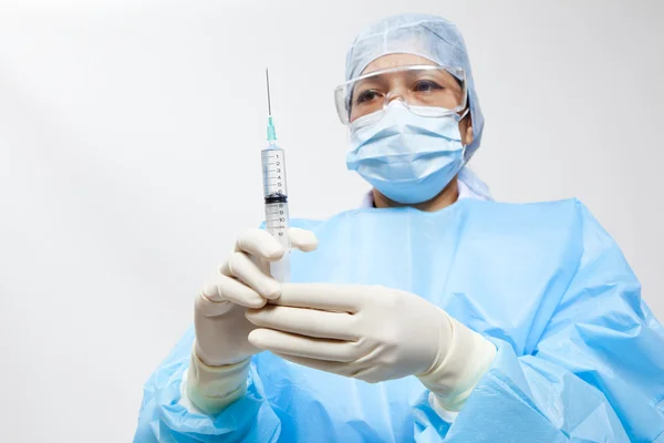 A medical doctor preparing an injection in a syringe — Stock Photo, Image