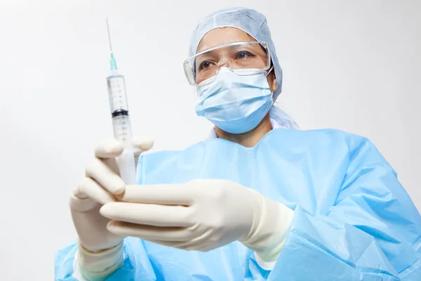 A medical doctor preparing an injection in a syringe — Stock Photo, Image