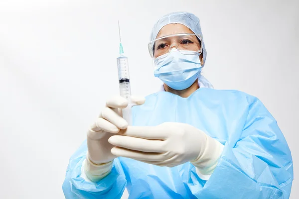 A medical doctor preparing an injection in a syringe — Stock Photo, Image