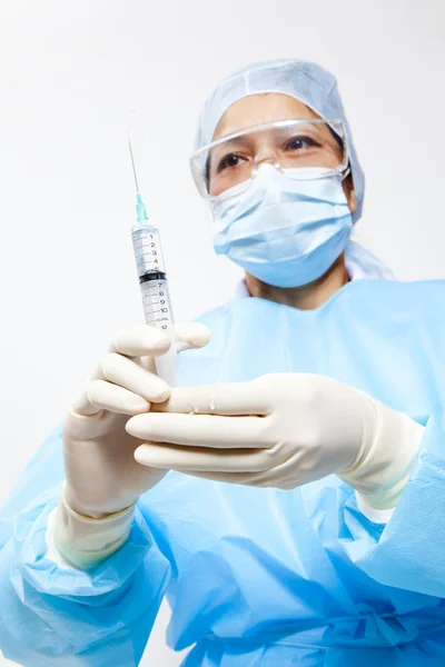 A medical doctor preparing an injection in a syringe — Stock Photo, Image