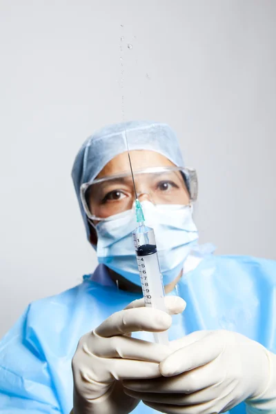 A medical doctor preparing an injection in a syringe — Stock Photo, Image