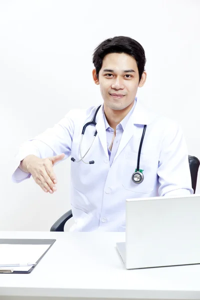 Portret lekarza pewnie starsze siedzi na jego biurko — Zdjęcie stockowe