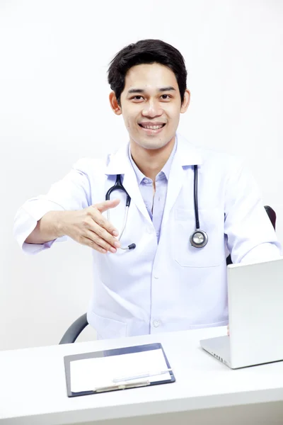 Retrato de un médico maduro y confiado sentado en el escritorio de su oficina — Foto de Stock