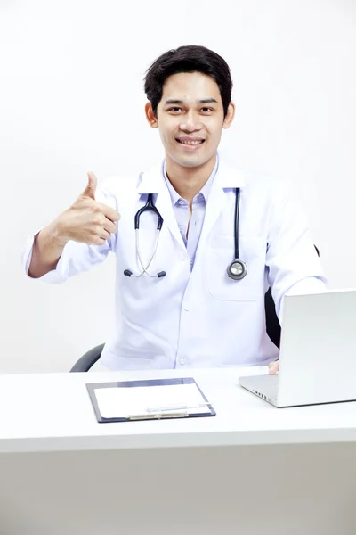 Porträt eines selbstbewussten reifen Arztes, der an seinem Schreibtisch sitzt — Stockfoto