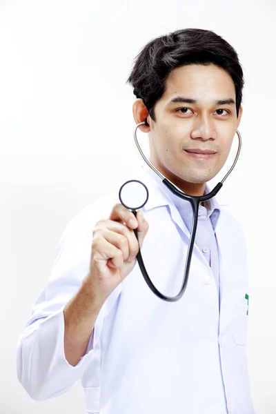 Zufriedener Arzt mit Stethoskop — Stockfoto