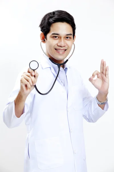 Médico feliz con estetoscopio — Foto de Stock