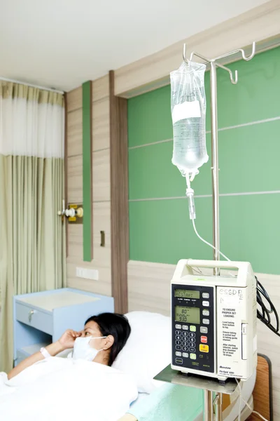 Mujer paciente durmiendo en cama de hospital — Foto de Stock