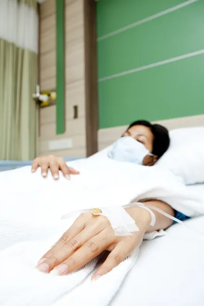 Nő beteg kórházi ágyban alszik — Stock Fotó