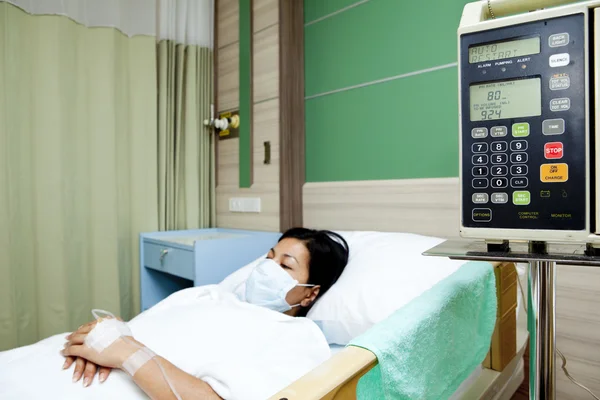 Mujer paciente durmiendo en cama de hospital — Foto de Stock