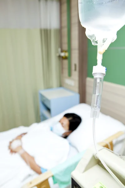 Mujer paciente durmiendo en cama de hospital — Foto de Stock