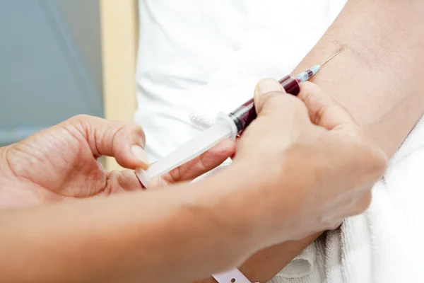 Young Woman Having Blood Test — Stock Photo, Image