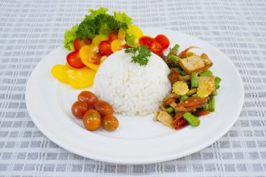 Kızarmış domuz köri pirinç ve sebze ile servis