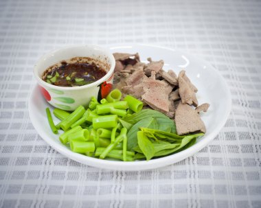 haşlanmış karaciğer ve sabah zafer baharatlı sos ile