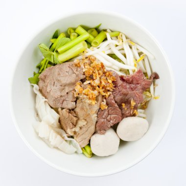 Asya tarzı noodle pork ile