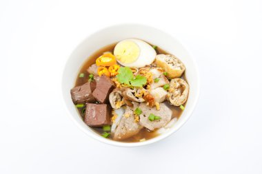 Asya Tay tarzı kare makarna çorbası ile haşlanmış