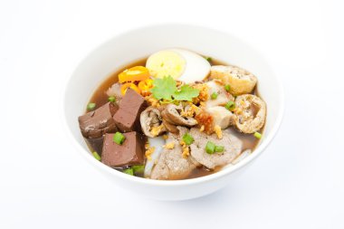 Asya Tay tarzı kare makarna çorbası ile haşlanmış