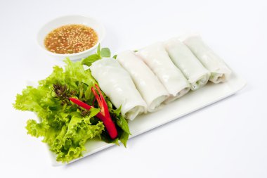 taze el yapımı sebze spring rolls beyaz yüzeyi