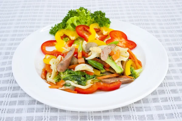 Ensalada de verduras frescas con carne — Foto de Stock