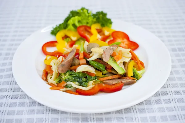 Ensalada de verduras frescas con carne —  Fotos de Stock