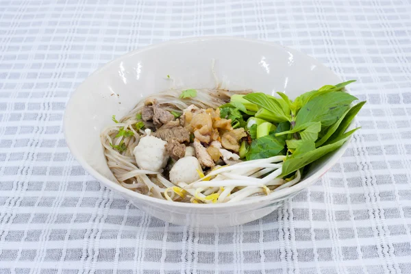 Comida tailandesa - tazón de sopa de fideos de res estilo tailandés —  Fotos de Stock