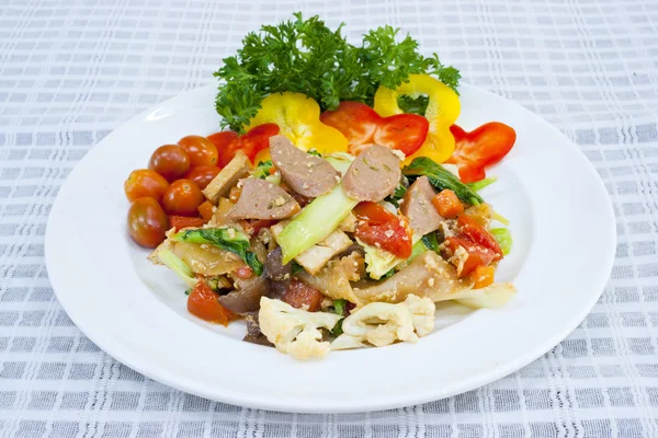 Salada de legumes frescos com carne — Fotografia de Stock