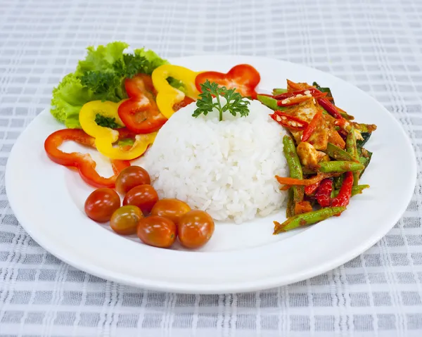 Caril de porco frito servido com arroz e legumes — Fotografia de Stock