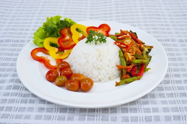 Caril de porco frito servido com arroz e legumes — Fotografia de Stock