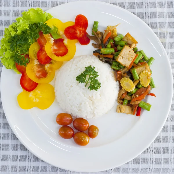 Curry di maiale fritto servito con riso e verdure — Foto Stock