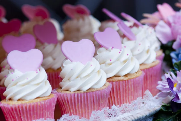 Close-up de um prato de deliciosos cupcakes coloridos em um prato branco — Fotografia de Stock