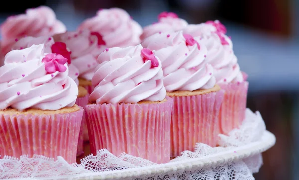 Close-up de um prato de deliciosos cupcakes coloridos em um prato branco — Fotografia de Stock