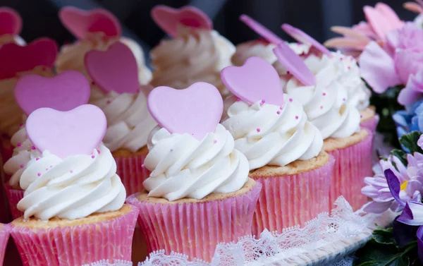 Närbild av en platta av läckra färgglada cupcakes på en vit platta — Stockfoto